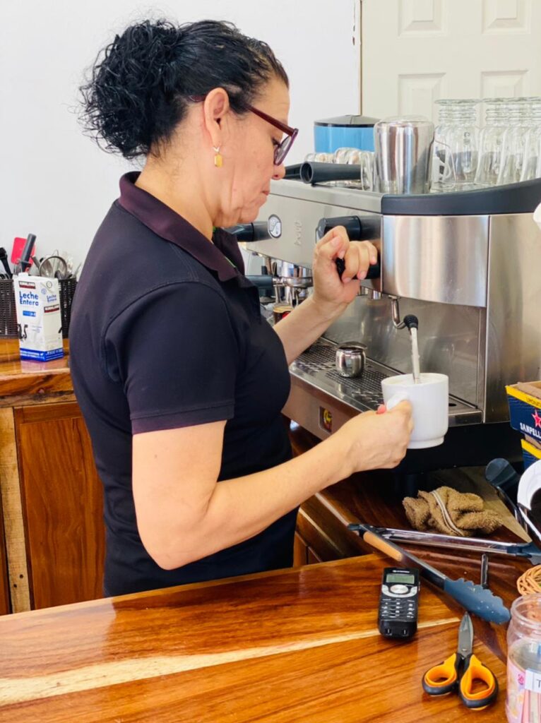 PREPARANDO UN CAFE 766x1024